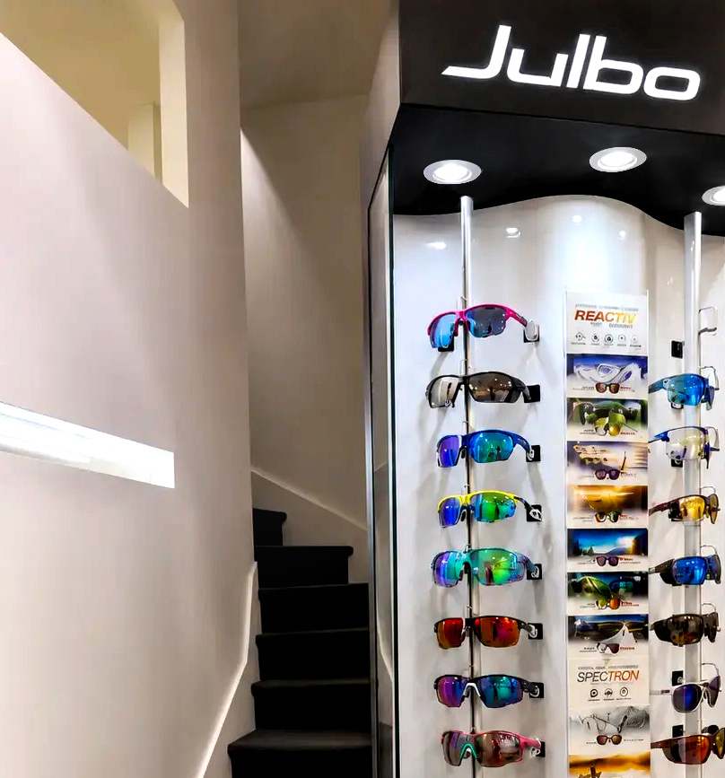 Présentoir de lunettes de sport Julbo chez Optique Choqueuse
