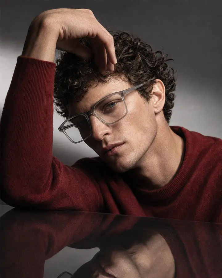 Homme avec des lunettes de vue