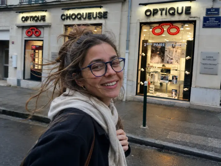 Jeune femme devant la boutique Optique Choqueuse à Compiègne