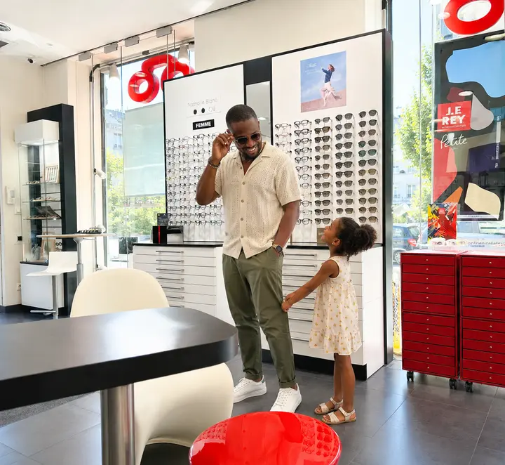 Moment complice entre un père et sa petite fille dans le magasin Optique Choqueuse
