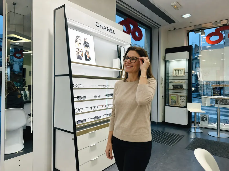 Une femme essaye des lunettes chez Optique Choqueuse à Compiègne