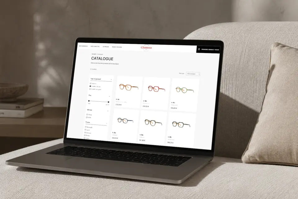 Ordinateur sur la page du catalogue e-commerce du site Optique Choqueuse