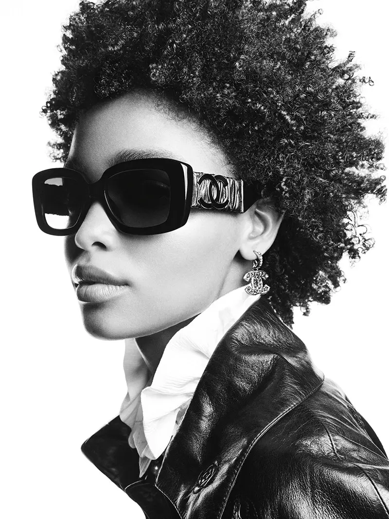 femme avec lunettes de soleil Chanel