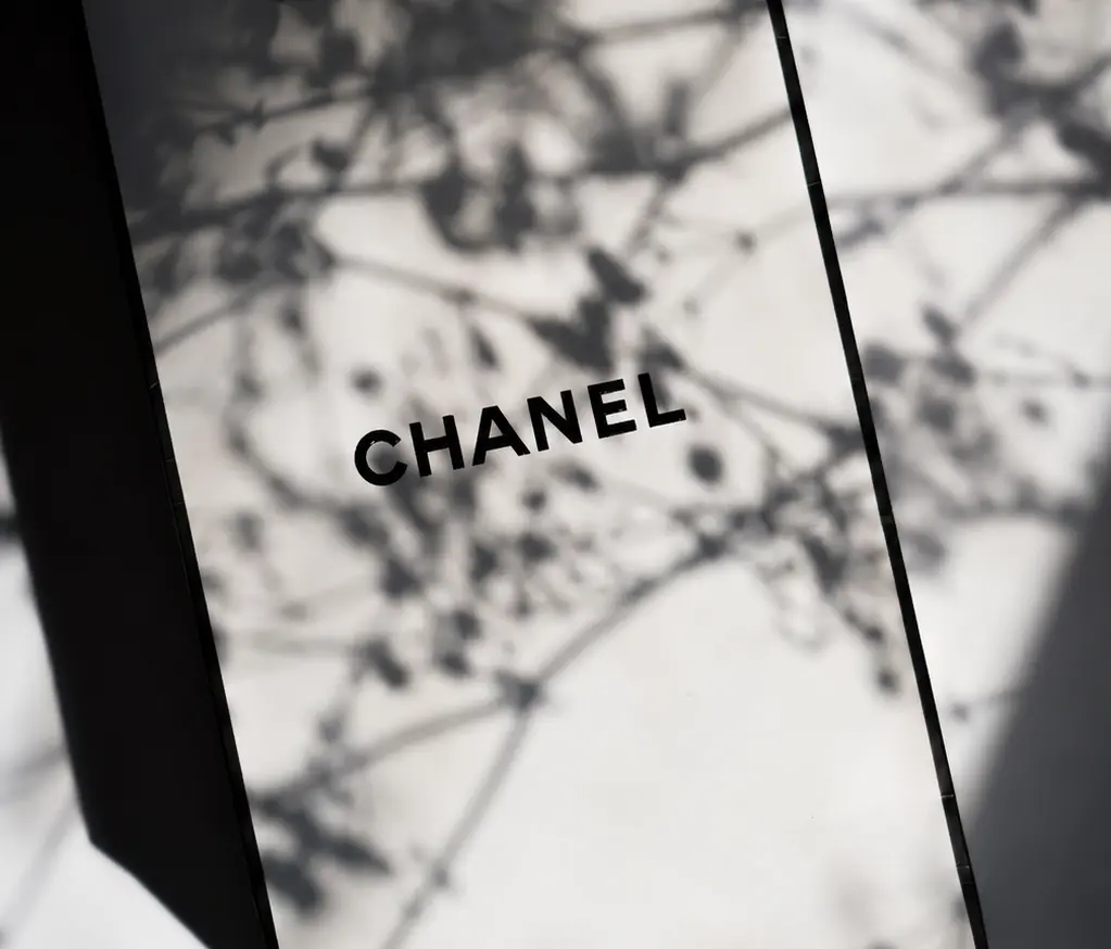 Sac avec logo de la marque Chanel et jeu d'ombre fleuri artistique dessus