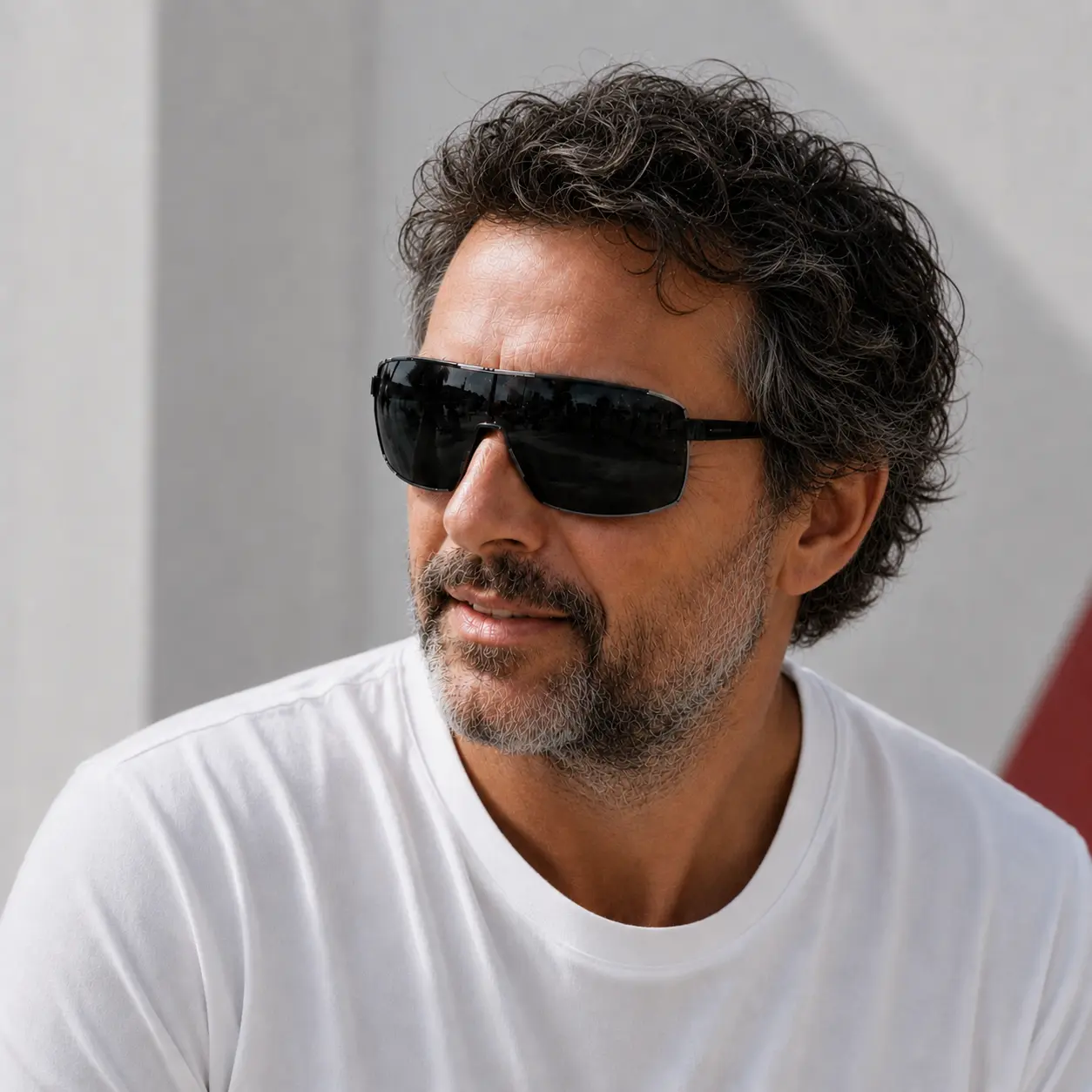 Homme de 50 ans portant des lunettes masques solaires